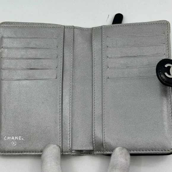 Chanel Camellia Compact Black Bi-fold wallet - Picture 6 of 11